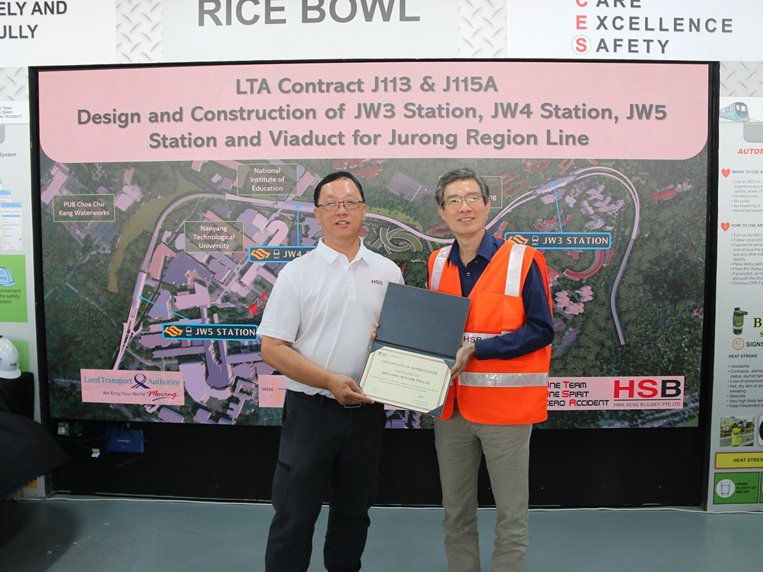 Image 2_NTU MRT Project 2026_1080px Hwa Seng Builder Pte Ltd receiving Certificate of Appreciation from CEE