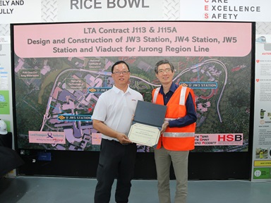Hwa Seng Builder Pte Ltd receiving Certificate of Appreciation from CEE