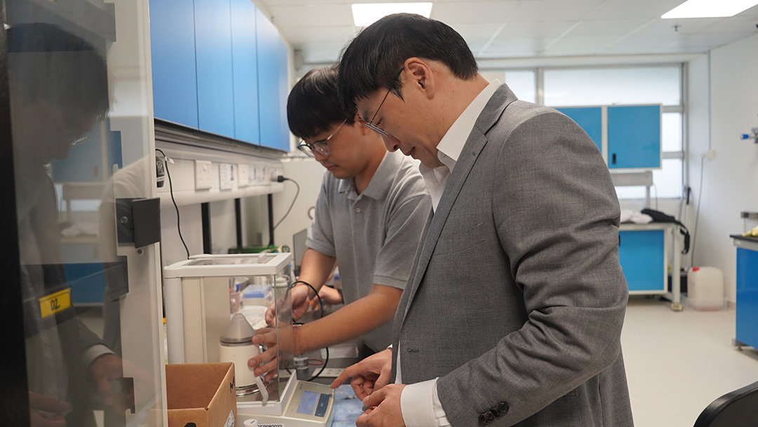 Prof Gun Kim_polymer research_Image 2_1080 Kim and Baek in the laboratory
