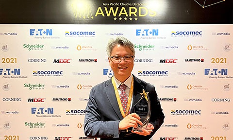 Photo of awardee carry a trophy.