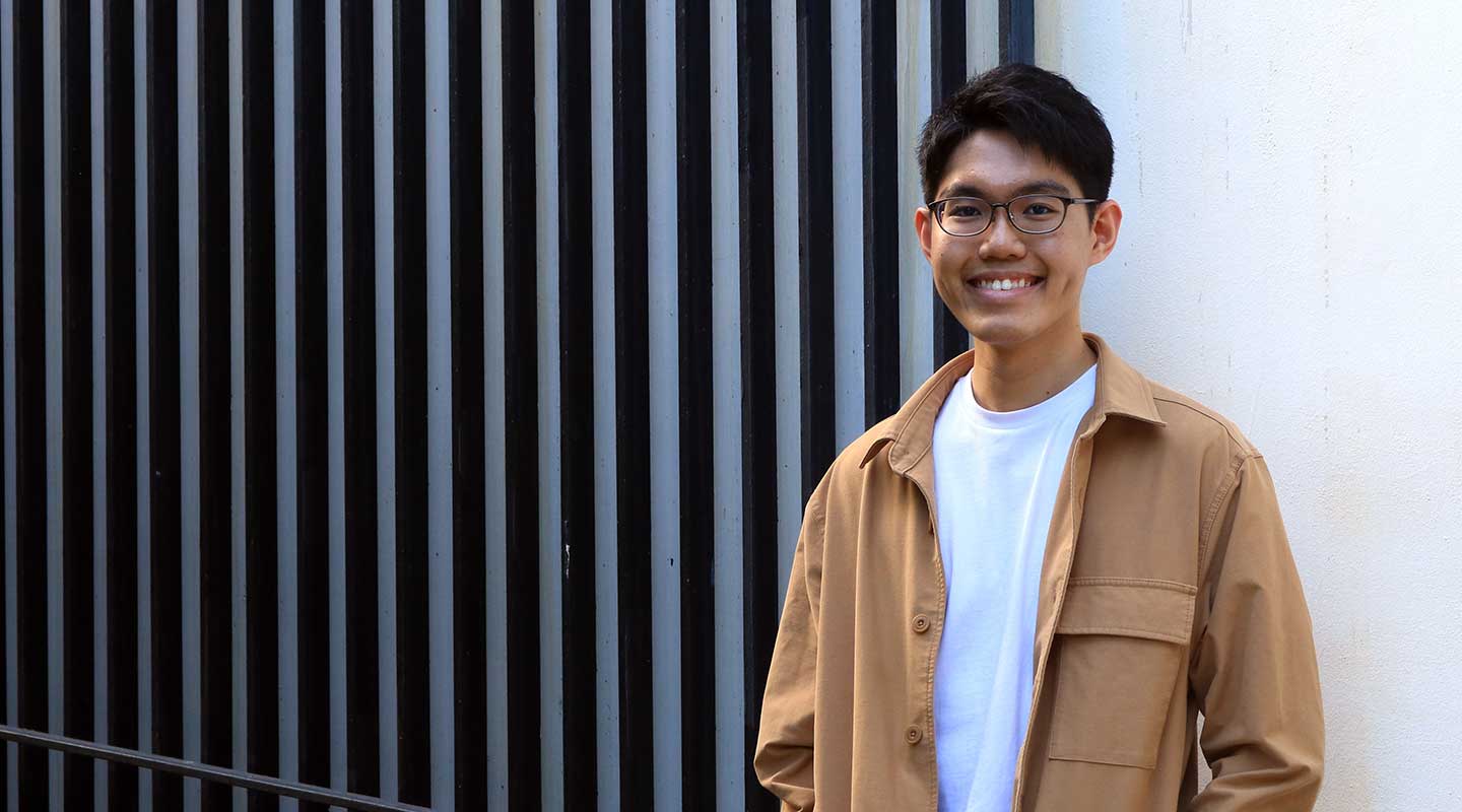 Half-body photo of an university student.