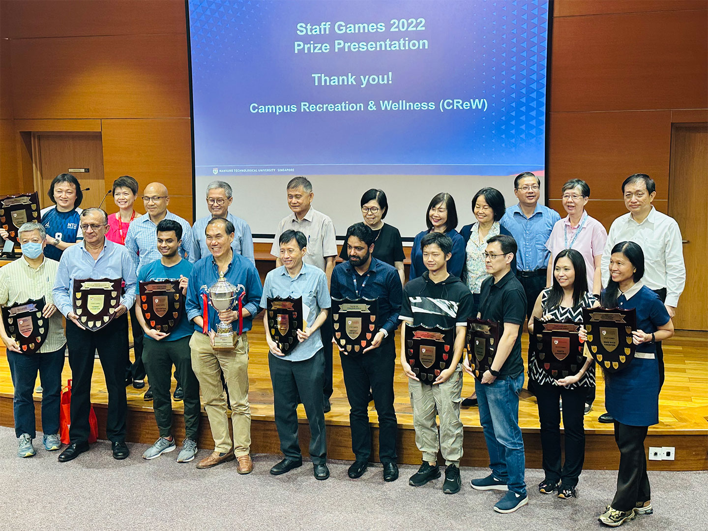 A group of people at the prize presentation.
