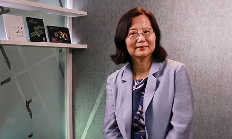 Thumbnail photo of a lady professor.