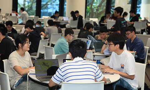 Thumbnail photo of a few groups of JC students having discussion at the round table.