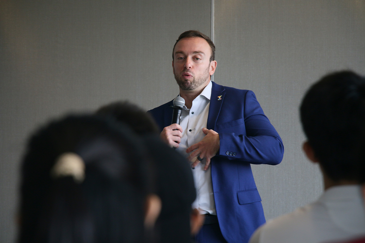 Photo of Prof Erik Cambria speaking to a group of scholar.