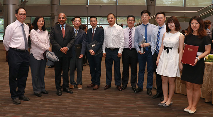 SCSE Chair, Prof Miao Chunyan (2nd from left), faculty and students were delighted to take a group photo with NTU President, Prof Subra Suresh.