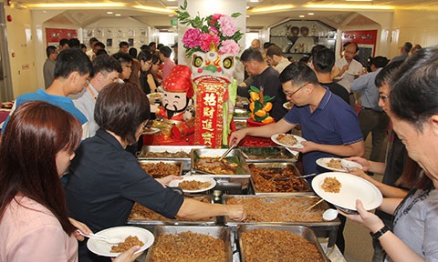 On 1 March 2018, SCSE staff enjoyed tossing the Yu Sheng and a special festive menu in celebration of the Lunar New Year 2018.