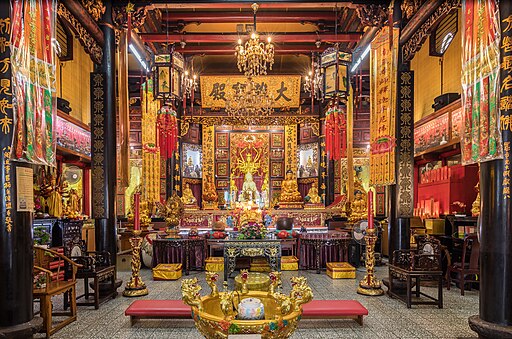512px-Interior_of_the_Leong_San_See_temple,_Singapore