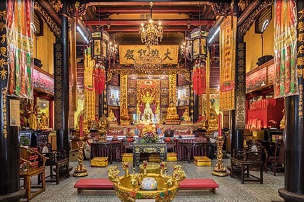 512px-Interior_of_the_Leong_San_See_temple,_Singapore