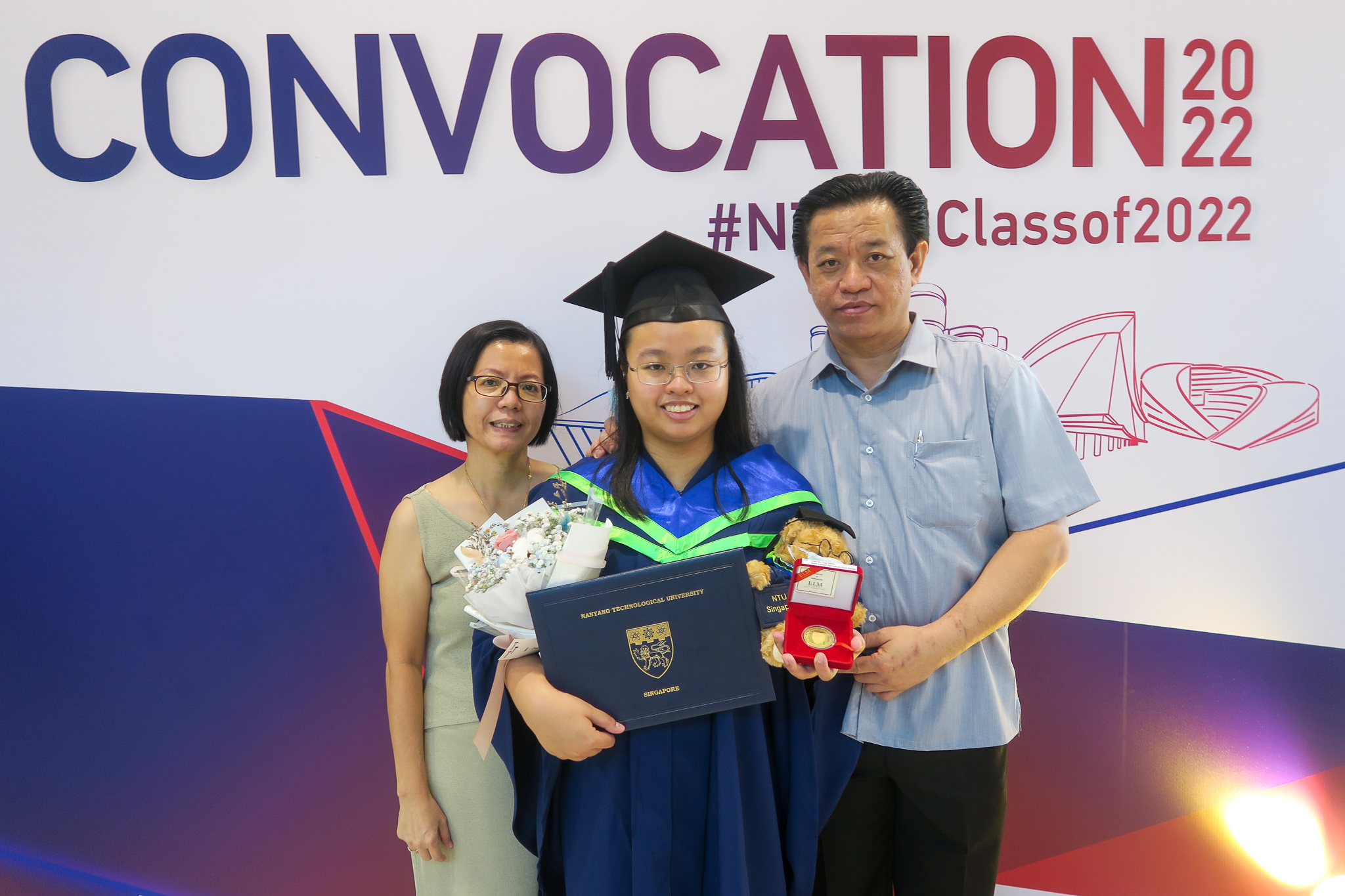 Winner of the Shell Eastern Petroleum Gold Medal cum Cash Award, Chen Ru Ting Jaslyn from the Chemistry and Biological Chemistry programme. Photo credit- M.Fadly