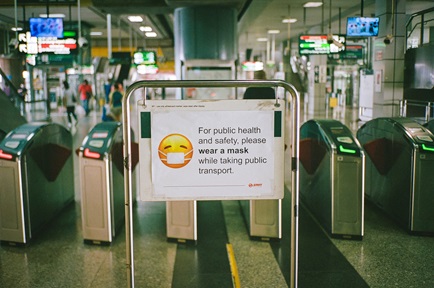 sign at train station to remind commuters to wear a mask