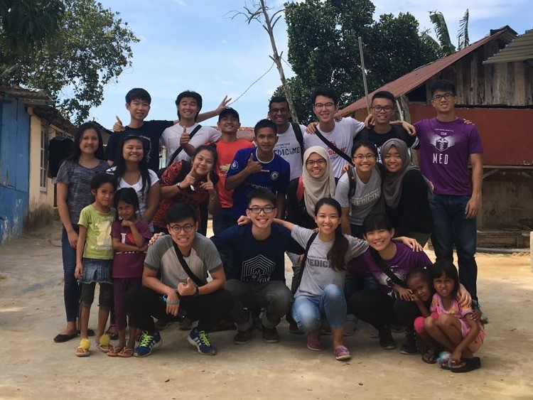 Nadia Nasuha and teammates volunteering for Project Daya