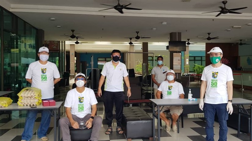 Team of volunteers at Food Donation Drive led by Class of 1986 alumnus Leong Sang Khim