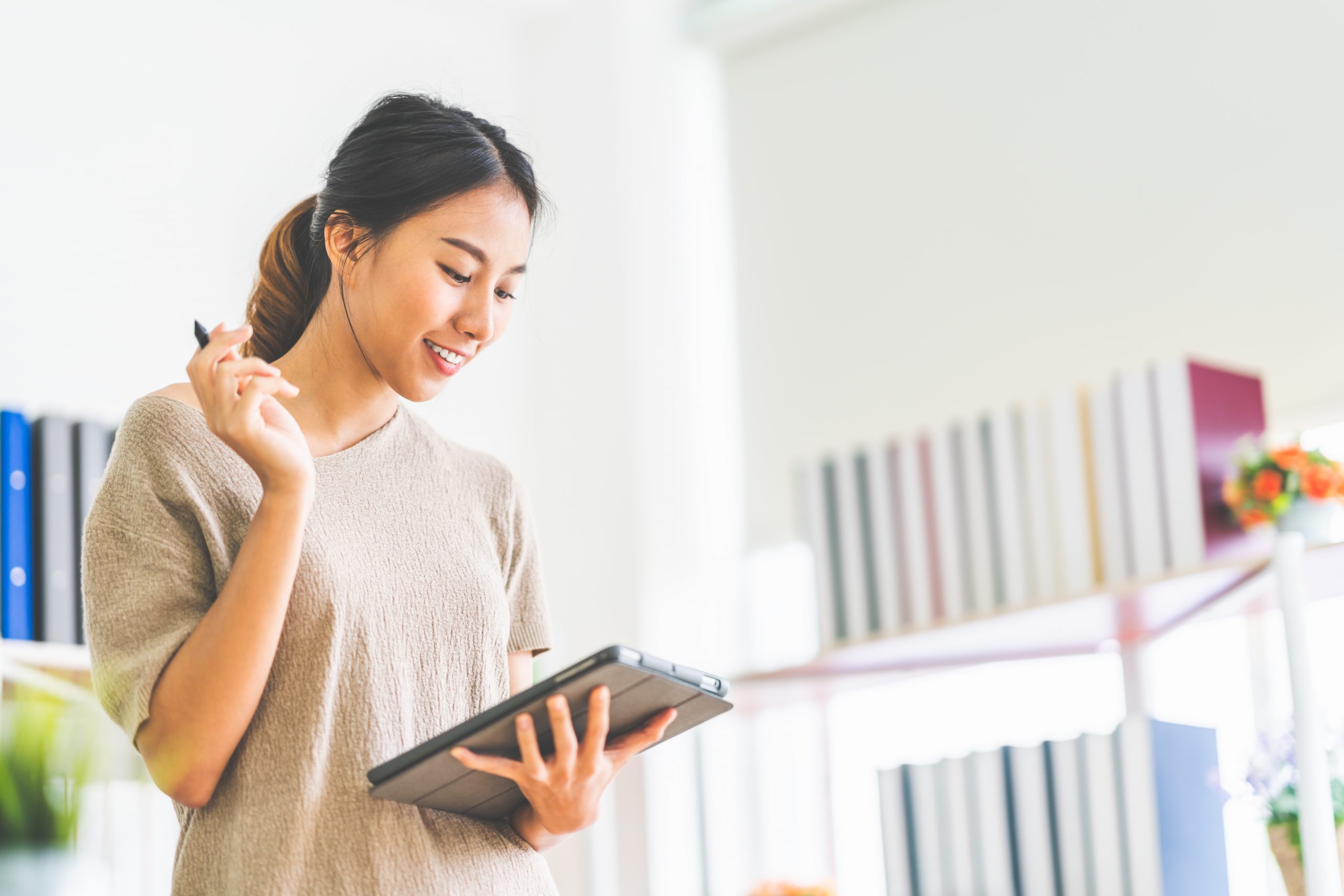 Girl uses iPad device to plan her presentations and keep track of her ideas
