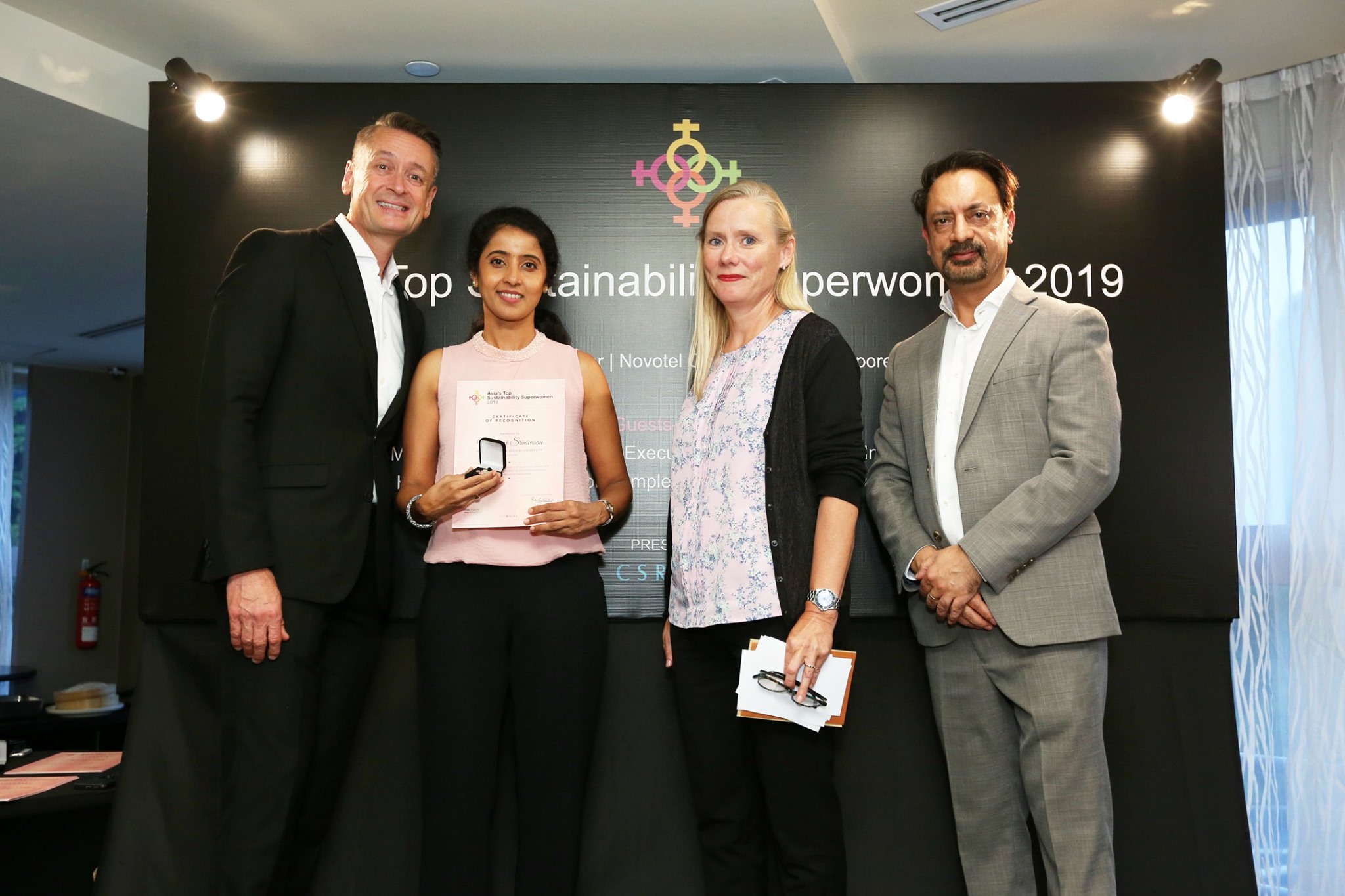 Prof Srinivasan holding the award with event organisers