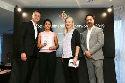 Prof Srinivasan holding the award with event organisers
