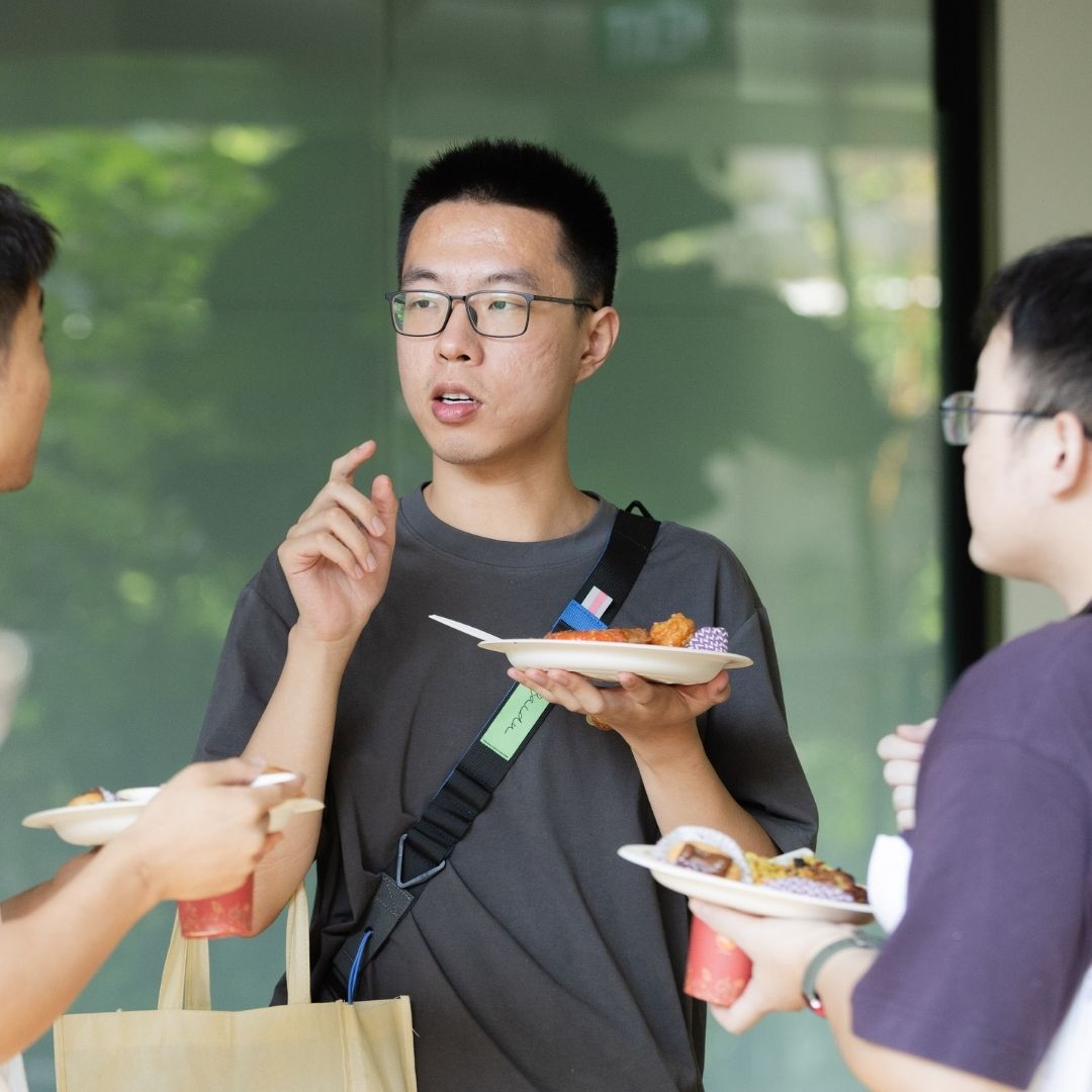 IGP Orientation - 4 Students mingling while enjoying lunch