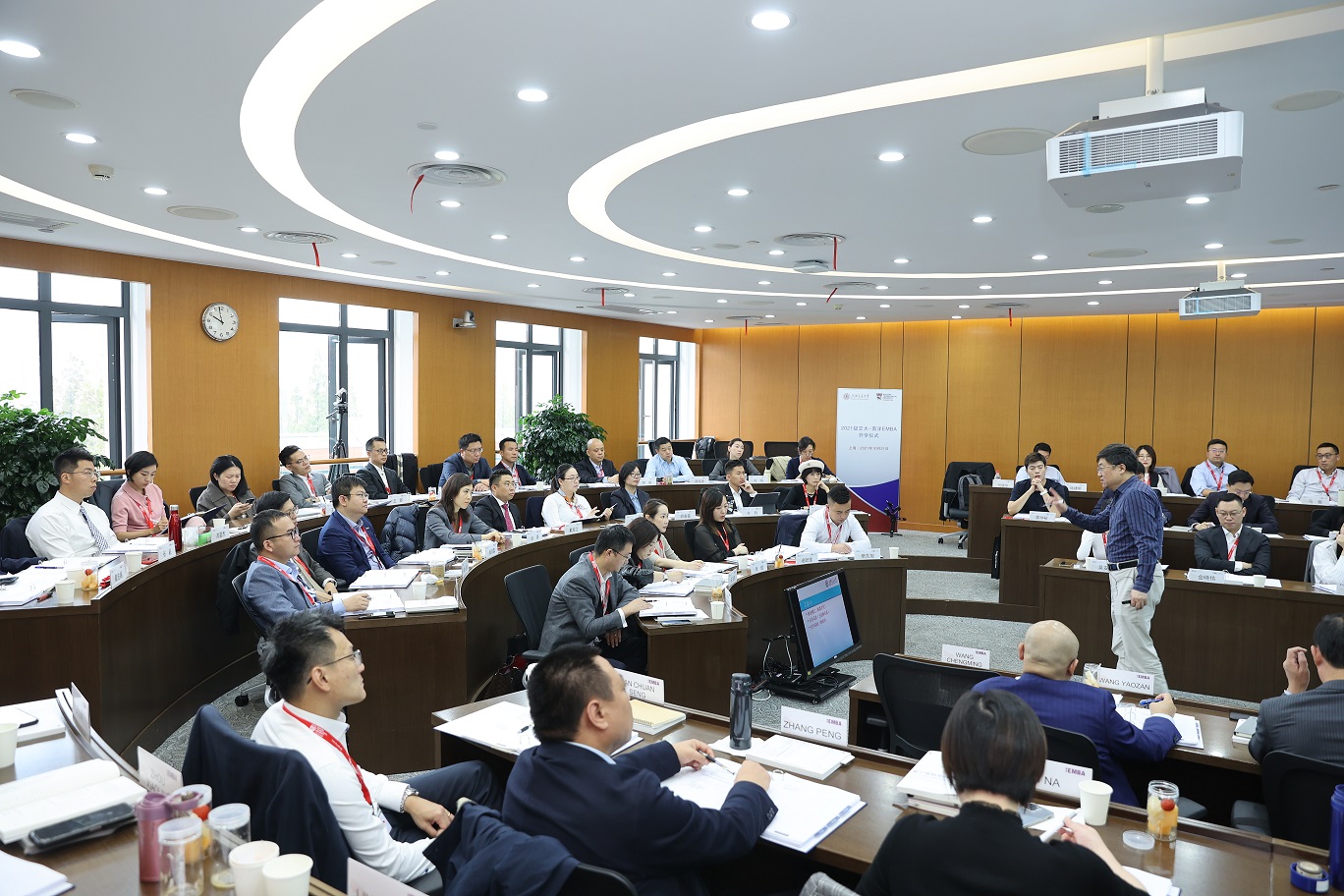 学生在交大课堂专心听讲