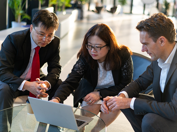Nanyang Executive MBA participants working together on a strategy project