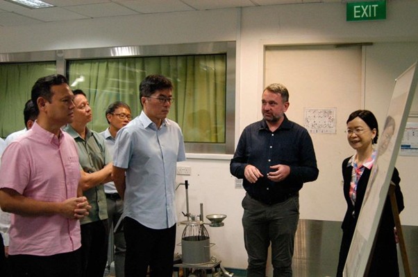 Picture4 Prof Wang and Prof Lisak showing ministers on a Lab tour in NEWRI