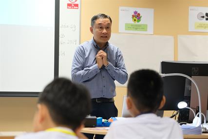 Dr Tan talking about the ‘Life of a Scientist’