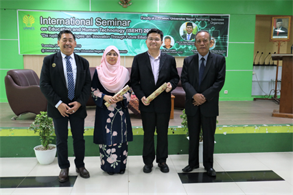 Dr Wu presented with a token of appreciation at the International Seminar on Education and Human Technology